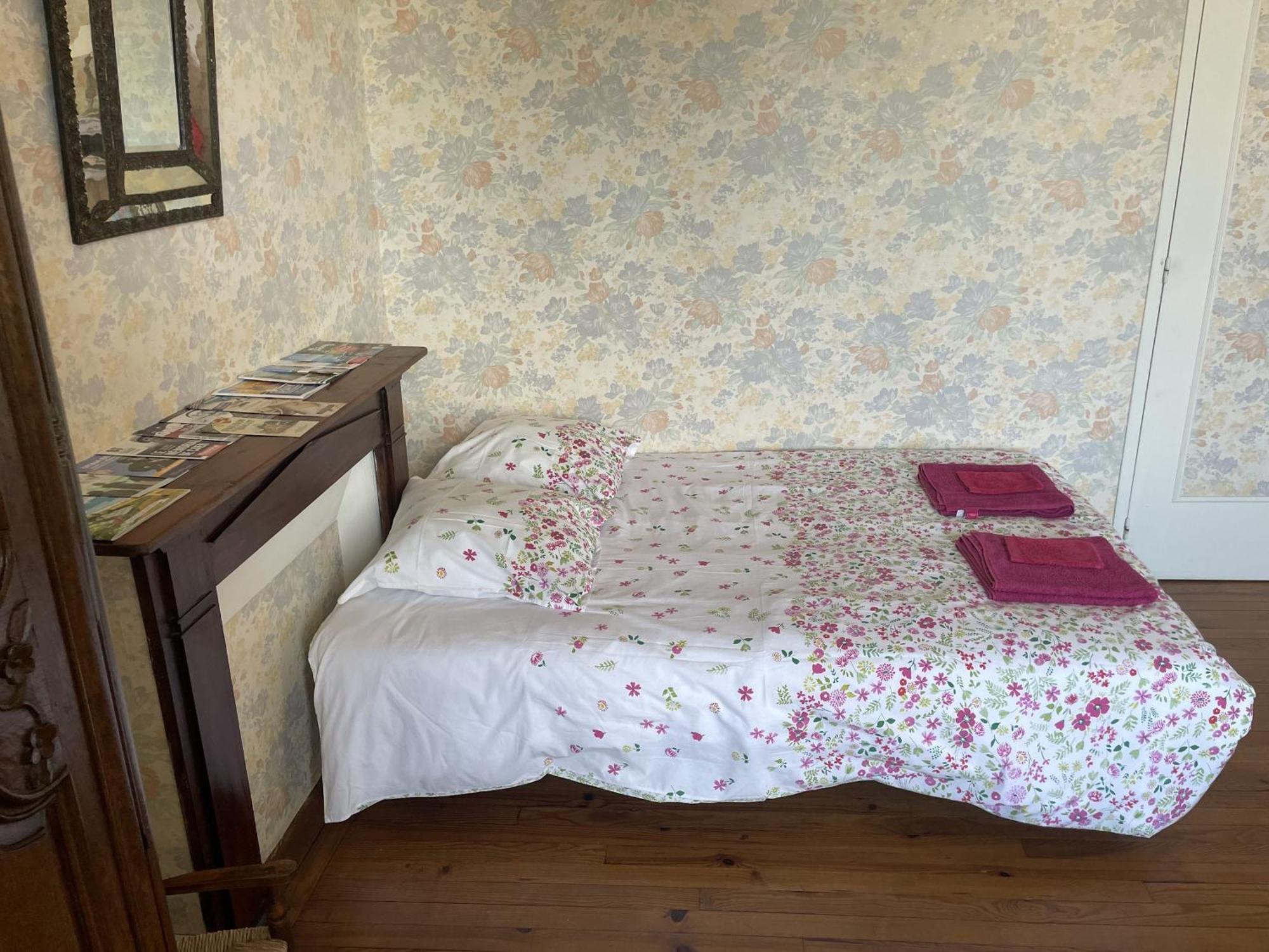 B&B Chambres D'Hotes Ferme Mahyas Saint-Jean-de-Savigny Exterior photo